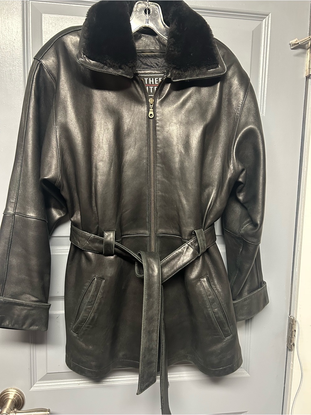 LEATHER LIMITED VINTAGE WOMEN Zipper:tie jacket w/zip out lining . Size medium